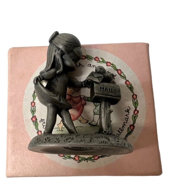 Hallmark LITTLE GALLERY 1980 Joan Walsh Girl At Mailbox Figurine Bluebird - Picture 2 of 2